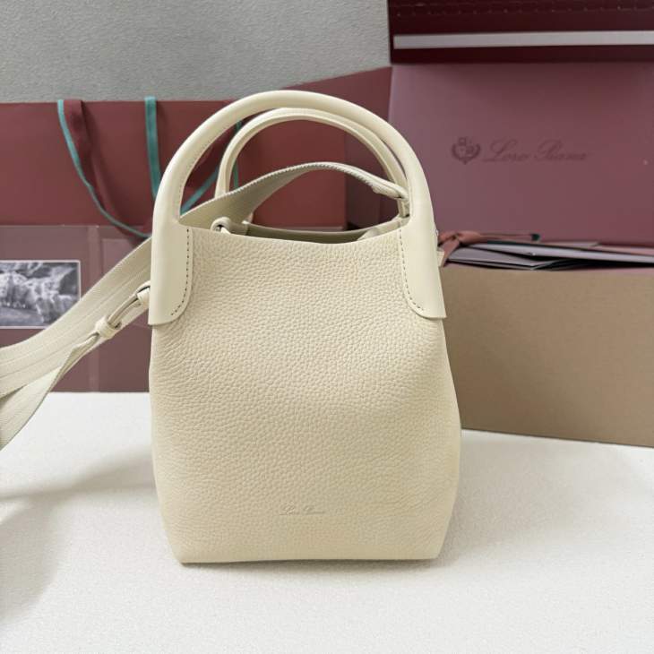 Picture of Loro Piana Handbags _SKUfw214917084fw
